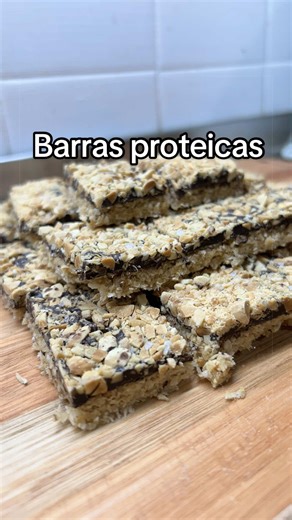 🚀 Barritas de avena y felicidad!! Guárdala, hacelas y contame!! Son increíbles!! Que use? - Avena común: 2 tazas - Coco rallado: 3/4 taza - Pasta de maní: 4 cucharadas - Leche común o vegetal: 1/4 taza - Stevia liquida - Chocolate para la cubierta - Maní semi picado para la cubierta - Sal El horno no existe en esta receta. Llevas al frío y cortas como quieras! Disfrútalas 😉 #cocina #recetas #chocolate #cocinando #viral
