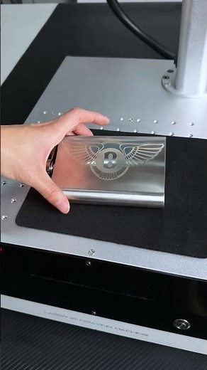 Engraving a 304 Stainless Steel Flask with a 20W Fiber Laser | Clean Detail, Pure Meta l#Laser