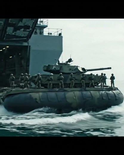 대형수송함인 독도함에서 한국형 공기부양정이 탱크와 병력을 싣고 독도 방어 훈련에 참여한다