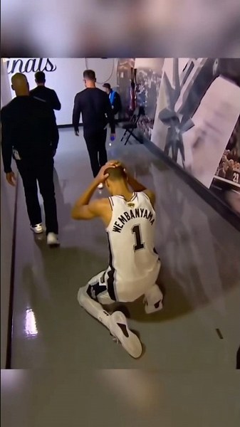 Victor Wembanyama fell to his knees after losing to the New York Knicks 🥺