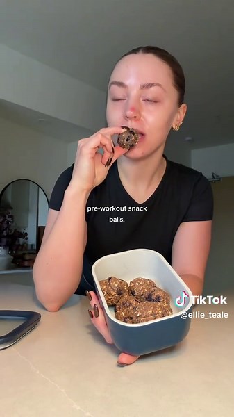 What I eat in a day 🍣 all recipes in bio!! @The Coconut Cult @trueseamoss @Lauren | LOHSO Sauce #wieiad #wieiadrealistic #whatieatinaday