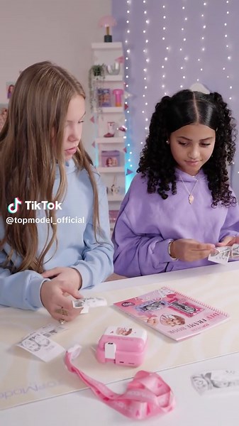 📸 Snap it, print it, frame it! 🖼️✨ Endlich ein Platz für deine schönsten Bilder, Fotos & Erinnerungen – im TOPModel DIY Framebook! 💖 Gestalte deine Bilderrahmen selbst – bunt, kreativ & genau so wie du bist! 🎨🌈 Mit Stickern, Deko und ganz viel Liebe wird daraus dein ganz persönliches Kunstwerk 💞 Zeig deinen BFFs deine Lieblingsmomente – schöner geht’s nicht! 🫶 #topmodelbydepesche #diyframebook #creativevibes #coloryourstyle #funwithfriends