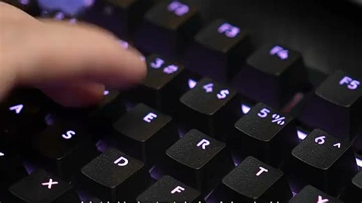 罗技G610机械键盘手感出色，RGB灯效炫酷，适合长时间打字和游戏。按键回弹灵敏，静音设计不扰邻，家用办公两相宜。