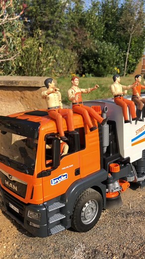New Bruder truck - street sweeper! #brudertoys #beudertruck #brudernews