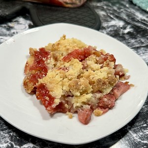 279K views · 1.5K reactions | Ce dessert à la fraise est à tomber  Ingredients: 400g de fraises 1 c.à.s de sucre Le crumble : 190g de farine 150g de sucre 150g de beurre | Deli Cuisine | Facebook