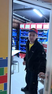 Was macht eigentlich ein Master Model Builder? Und wie sieht es in einer LEGO® Werkstatt eigentlich aus? 🤔 Wir haben für euch bei Olaf angeklopft! #Lego #Legolanddiscoverycentre #mastermodelbuilder #bts | LEGOLAND Discovery Centre Berlin