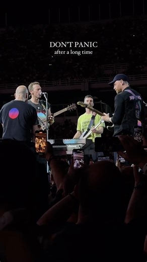 Don’t Panic com Jonny Buckland e Will Champion nos vocais! 🎸🧡🥁 #ColdplayAthens 🇬🇷 🎥 @digghedeyes #coldplay #dontpanic | Forum Coldplay
