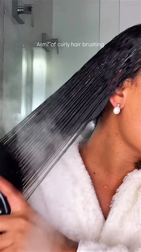 Ádila on Instagram: "Asmr of curly hair brushing ASMR of curly hair brushing ✨ #curls #curlyhair #curlyhaircare #curlyhairroutine #curlyhairbrushing curlscurlscurls curlyhairtips curlygirl"