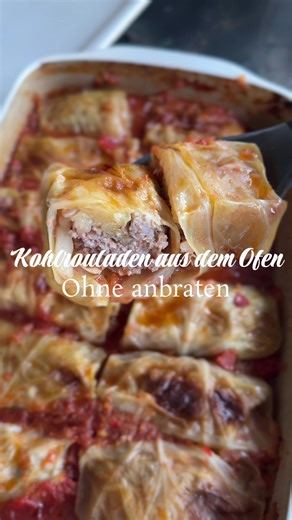 Kohlrouladen in der Ofenhexe Portionen: 6 - 8 Personen Dauer: Arbeitszeit: 25 Backzeit 60 Zutaten Für die Kohlrouladen ca. 12 Blätter vom Weißkohl 100 g Reis (gekocht) 2 Zwiebeln 1200 g Hackfleisch 100 ml Wasser oder Milch Salz & Pfeffer Für die Sauce 1 Zwiebel 2 - 3 Möhren 1 Paprika 80 g Tomatenmark 400 g Dosentomaten, gestückelt 300 ml Wasser 1 TL Gemüsebrühpulver evt. Etwas Petersilie und Dill kleingeschnitten Salz & Pfeffer Evtl. 100 g Schmand evt. 1 - 2 TL Speisestärke Zubereitung Für die S