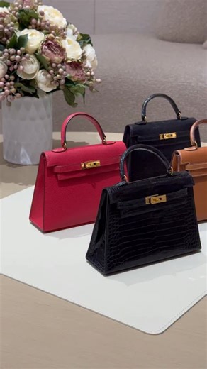 The Hermès “Micro Kelly” — The Ultimate Collector’s Treasure Known as the “Mini Mini Kelly,” this exceptionally rare 15cm bag was crafted in just two exclusive runs during the mid-1980s and early 1990s. Made from sumptuous leathers like Courchevel, Box, Lizard, and Crocodile, it features a timeless vintage silhouette complemented by delicate mini hardware and a slender, elegant strap. A true testament to Hermès craftsmanship, the Micro Kelly remains one of the most coveted treasures for discerni