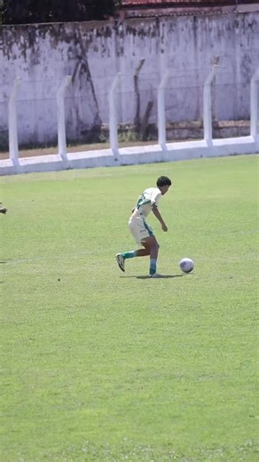 O moleque é liso 😮‍💨😮‍💨 zagueiro ficou perdidinho 😂#futbol #skills #futebolbrasileiro #tiktokfootballacademy via:@⚡️