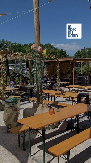 Troisième saison pour la guinguette en bord de Scarpe à Arras, près de Cité Nature. Elle peut accueillir jusqu'à 400 personnes sur les tables et propose un esprit club vacances avec un bar, de la restauration et différents ateliers comme la salsa et autres danses, les karaokés... Elle est ouverte jusqu'au 31 août. #Arras #Guinguette #été #scarpe #vacances #sorties | La Voix du Nord Arrageois - Ternois