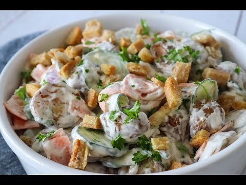 Kartoffelsalat Med Hjemmelavet Flæskesvær Og Syltede Agurker (Flæskestegssandwich Inspireret)