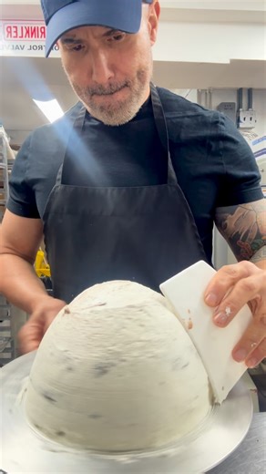 How do you create an artistic interpretation of the Death Star in just a few hours? Here’s how. #Starwars #cakeartist #edibleart | Chef Benny Rivera