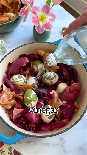 Beautiful way to make easter eggs! 🌿 #easter #eastereggs #crafting #herbs