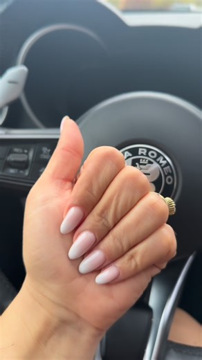 BLOOM Institut on Instagram: "Biab milky sur ongles naturels avec effet baby boomer ❤️"