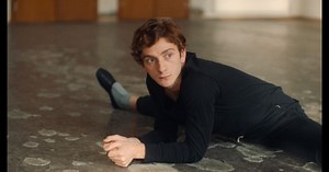 ’I morgen danser vi’ er en bøssefilm og en politisk film, men allermest en film om et sansende menneske