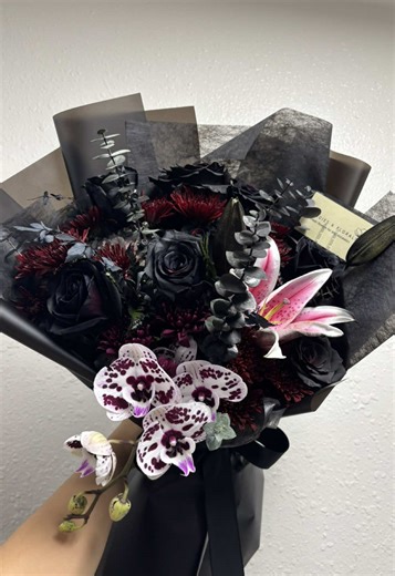 Found the perfect phalaenopsis orchid for this custom 🧎🏽‍♀️‍➡️🖤 #gothbouquet #orangecounty #fyp #orchid #goodiesnflorals