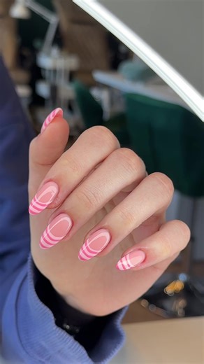 Witamy w naszych salonach – miejscu, gdzie piękno zaczyna się od dbałości o detale ✨ Lim Salon ul. Bobrowiecka 10, 00-728 Warszawa 📞 579 188 009 📍 NaiLash 24 ul. Marcina Kasprzaka 29, 01-234 Warszawa 📞 696 809 912 #WolaBeauty #WarszawaNails #PaznokcieWarszawa #ManicureWarszawa #SalonUrodyWarszawa