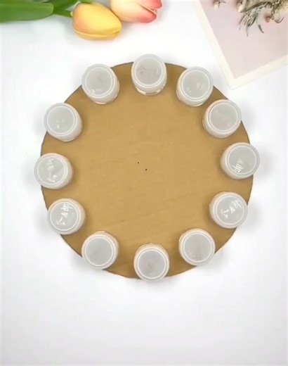 Actividad para enseñar a leer el reloj 😊😍 🧠Para empezar a jugar con el reloj, al principio le enseñamos las horas en punto y después cada cinco minutos: y 5, 10, 15, 20, 25, 30, 35, 40, 45, 50, 55. Una vez haya manipulado el reloj y haya entendido qué es lo que marca cada manecilla, podemos enseñarle las medias, los cuartos de hora y los tres cuartos. | Baby Stars Estimulación Temprana.