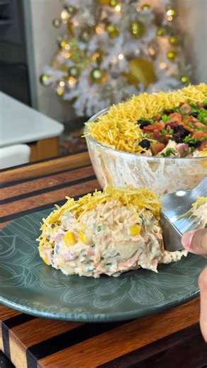 GEAN ANDRADE on Instagram: "Salpicão de frango cremoso 🥓🌲 Ainda dá tempo de trazer um clássico? Pois tá aqui o mais querido do Natal 😍❤️ Ingredientes: Molho: -2 cx de creme de leite -200g de maionese -5 dentes de alho fritos -páprica, sal, pimenta, orégano e tempero Edu Guedes -500g de frango desfiado -1 cenoura -100g de presunto -100g de mussarela -1 lata de ervilha -1 lata de milho -1/2 xícara de picles de pepino -1 xícara de uvas passas -1/2 xícara de azeitonas -cebolinha -batata palha -10