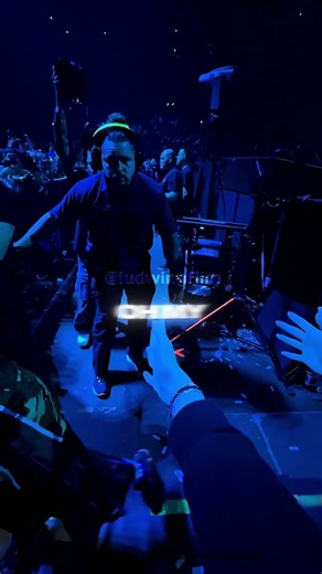 Un bug dans la Matrice en plein concert 😳🎤 | Ce qui s’est passé est incroyable #shorts