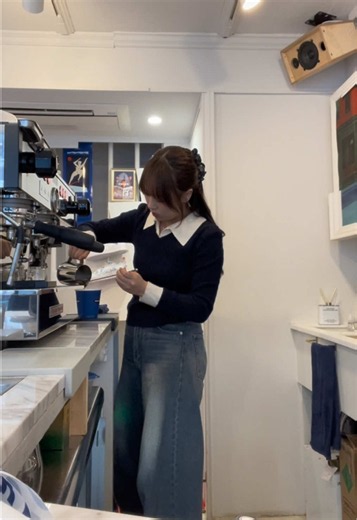 大学生カフェバイト🎀 【おしらせ】 私のカフェをオープンします🛋 ↓↓↓ ☁️ haneul. 하늘 one day cafe | 1日限定の間借りカフェ 📅 11/1（日）10:00〜22:00 📍 salon de thé salé 🚃洗足駅 徒歩1分 （目黒駅から目黒線で約10分） 🛼concept mint × brown🧼🤎 空（하늘）をテーマに、雲と星を散りばめたカフェ︎︎︎︎☁✩.*˚ 🐶わんちゃん同伴できます 🌃Instagram @haneul._cafe #カフェ店員 #カフェバイト #間借りカフェ #カフェオーナー #haneulcafe