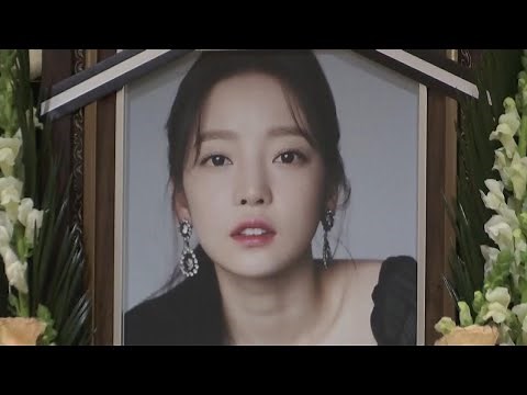 Fans Mourn K-Pop Star Goo Hara, Dead at 28