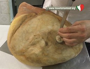 HOW TO DEBONE A PROSCIUTTO OF PARMA COME DISOSSARE UN PROSCIUTTO DI PARMA Thanks to Ristorante Canossa #100per100italian #italy #disosso #debone #prosciuttodiparma #prosciutto #prosciuttocrudo | I LOVE ITALIAN FOOD