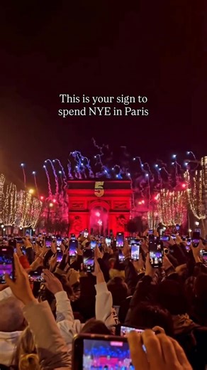 New Year’s Eve in Paris ✨ Here’s what to know if you’re celebrating this year, and where to watch. Main celebration The official New Year’s Eve event takes place along the Champs-Élysées, centered around the Arc de Triomphe, with a large-scale light show followed by fireworks at midnight. Best places to view Champs-Élysées near the Arc de Triomphe for the full experience Place de la Concorde for slightly more space and atmosphere Avenue Montaigne or Avenue Franklin D. Roosevelt for a calmer vant