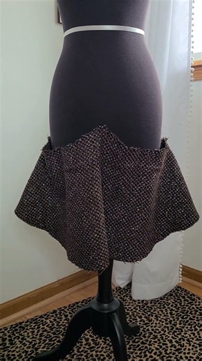 Sewing metallic tweed!🧵🪡 #youtubeshorts #sewing #tweed #fashionsewing #madebyme #shorts