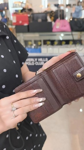 💼 Louis Vuitton Compact Zippy – Damier Ebene กระเป๋าสตางค์ทรงซิปสุดคลาสสิกของ LV 💫 ลาย Damier Ebene น้ำตาลช็อกโกแลตหรูหรา ใช้ได้นานไม่มีเอาท์ 🍫 ขนาดกะทัดรัดแต่จัดช่องได้ดี ใส่บัตรได้เยอะ ใช้งานสะดวกสุด ๆ ถือเดี่ยวก็สวย ใส่กระเป๋าใบไหนก็เข้ากันหมด ✨ เหมาะมากกับสาวเรียบโก้ ที่ชอบความแพงแบบไม่ต้องพูดเยอะ 🖤 --- #LouisVuitton #LVCompactZippy #DamierEbene #กระเป๋าสตางค์LV #LouisVuittonWallet #ของแท้มือสอง #กระเป๋าแบรนด์เนมมือสอง #ของแท้ราคาดี #แม่ค้าก้อย #ร้านแม่ค้าก้อย #แม่ค้าก้อยพัทยา | ไลฟ์สดแม