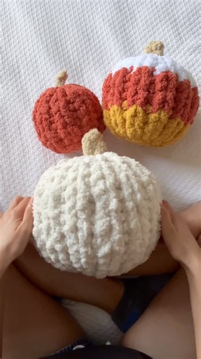 Sabrina-Rose Benedict on Instagram: "If you’ve been wanting to get crafty this fall , let this be your sign to make some chunky knit pumpkins! The perfect beginner friendly project! Comment “pumpkin” and I’ll send the details for the video tutorial and also a DIY kit!! #Pumpkin #fall #handknit #kit #diy #tutorial #autumn #yarn #chunkyknit"