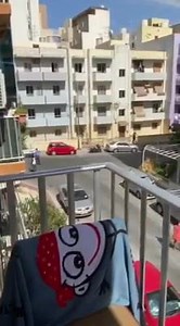 Malta - l'ottimo lavoro di due agenti impegnati nella trattazione di un soggetto alterato e minaccioso. Da quelle parti probabilmente non si grida allo scandalo per una leggera presa al collo, poniamo invece l'attenzione sulla perfetta coordinazione dei due agenti, dall'iniziale fase di distrazione/proiezione a terra, a quella conclusiva di controllo con immediata divisione degli arti inferiori e superiori. | Tactical Life Italia