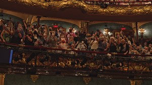 Watch the cast of the Neil Diamond musical A BEAUTIFUL NOISE salute the legendary singer upon his arrival at its first preview in Boston. | TheaterMania