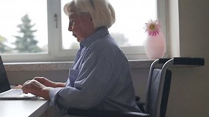 Freelance Programmiererin Frau sitzt im Rollstuhl: Stockvideos & Filmmaterial (100 % lizenzfrei) 3457915325 | Shutterstock