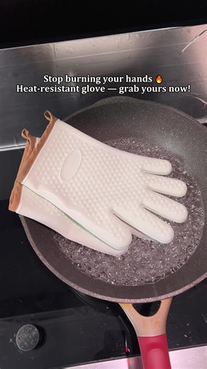 🔥 No more burnt fingers in the kitchen! This heat-resistant glove protects you from ovens, air fryers, and hot trays. Cook with confidence, grab with ease. 👉 Tap to get yours now! #kitchenmusthaves #heatresistant #kitchengloves #cookinghacks #homeessentials