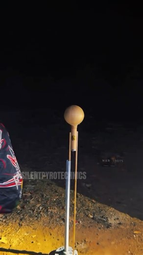 SILENTPYRO on Instagram: "6LB STROBE ROCKET 🚀🤭 #pyro #fireworks💥 #insane"