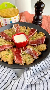 SETAS CRUJIENTES CON JAMÓN y SALSA DE QUESO!!🍄🧀 BRUTALES!!😋 • Apúntate esta receta porque vas a flipar. Un entrante sencillito pero muy resultón: unas ricas setas de cardo empanadas acompañadas de paleta ibérica y una salsa de queso gorgonzola para dipear sin parar. Si lo que quieres es sorprender a tus invitados, con este aperitivo lo vas a conseguir, porque es súper sencillo de elaborar, bastante económico y está RE-QUE-TE-BUENO. Al primer bocado algo va a ocurrir: Llegará el éxtasis culina