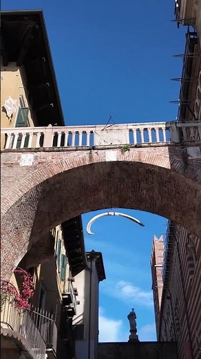 《台灣人義大利去哪玩》#維羅納 #Verona ：鯨肋懸空，古拱橫城傳百代下；石門跨路，人煙穿巷續千年。鯨肋拱門 Arco della Costa #短片 #義大利 🇮🇹