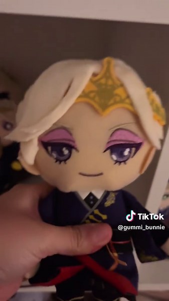 When you randomly remember you have a talking Vil plush that you can just press whenever to hear Vil talk to you I forget I have it and hearing her voice from the plushie 😭💕 #vilschoenheit #twst #twistedwonderland