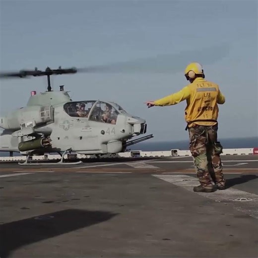 AH-1 Super Cobra/Viper Helicopter USMC operations #shorts