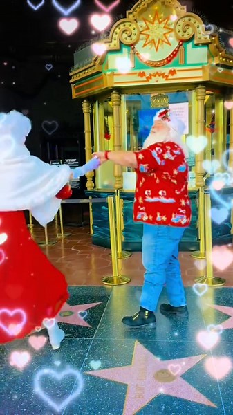 Mr. and Mrs. Claus on vacation. We are sending love and healing all over the world. Love conquers all. @Real Santa Claus @Elf Catie #santa #realsantaclaus #santaclaus #santaiscoming #prayer #getwell #healing #iloveyou #healtheworld #blessing #angels #godbless