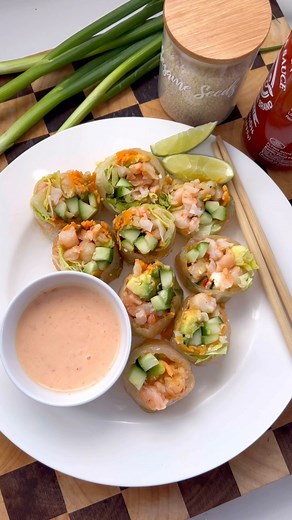 SPICY PRAWN RICE PAPER ROLL 🦐 48g P | 422 cal. These protein packed, simple rolls are a great staple to add to your mid-week lunch or dinner! Serves 1 Ingredients: - 180g raw prawns - 1.5 tbsp high protein Greek yoghurt - 1 tbsp sweet chilli sauce - 1 tsp sriracha sauce - 1 lime wedge - 1/2 cup shredded iceberg lettuce - 1/4 carrot - 1/4 Lebanese cucumber - 3 thin slices of avocado - 1 tsp sesame seeds - 1 tsp sriracha sauce (additional optional) Method: 1. Cook prawns in a pan on medium heat f