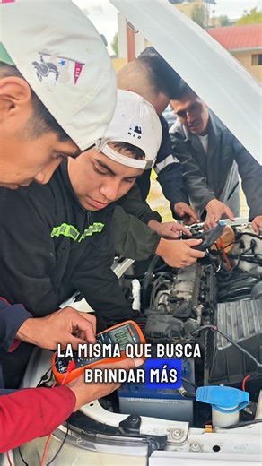 Tecnológico Loja on Instagram: "🚗💥 ¿Te apasionan los autos y quieres convertir esa pasión en tu futuro? Estudia 𝐌𝐞𝐜𝐚́𝐧𝐢𝐜𝐚 𝐀𝐮𝐭𝐨𝐦𝐨𝐭𝐫𝐢𝐳, una carrera gratuita, práctica y con alta demanda laboral. 📚⏱️ En solo 2 años puedes formarte y empezar a trabajar. 👉 Escríbenos y da el primer paso hacia tu profesión: 096 787 1631"