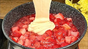 SLÁVNY jahodový koláč z panivce, ktorý pobláznil celý svet: Rýchly a jednoduchý len z 1 vajíčka – pečie sa 15 minút!