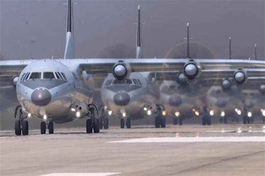 军武回顾：多架运-9正在滑行，场面极具冲击力！_腾讯新闻