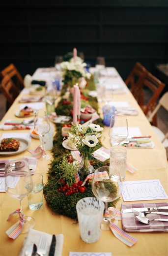 Midsummer magic, Nordic flavors, and unforgettable city views with @supperbysarah_ at her monthly supper club! 🌅 We loved helping set the table with our favorite tools and serveware. Next up: Korean BBQ night on July 12 🔥 Limited seats—grab your ticket at www.supperbysarah.com. | Sur La Table