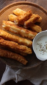✨ Super ideja za party snack koji svi vole! Hrskavo, mekano i brzo gotovo – savršeno uz druženje i dobro raspoloženje. 🎉 Sastojci: • 1 jaje • 50ml MEGGLE jogurta • 100g MEGGLE kisele pavlake • 50g Emmental sira • 50g šunke • 225g brašna • 1 kesica praška za pecivo • 1 kašičica soli Priprema: 1. Umutite jaje sa soli pa dodajte MEGGLE jogurt. 2. Umiješajte MEGGLE kiselu pavlaku, MEGGLE Emmental i šunku. 3. Dodajte brašno pomiješano s praškom za pecivo i sjedinite sve u tijesto. 4. Umijesite mekan