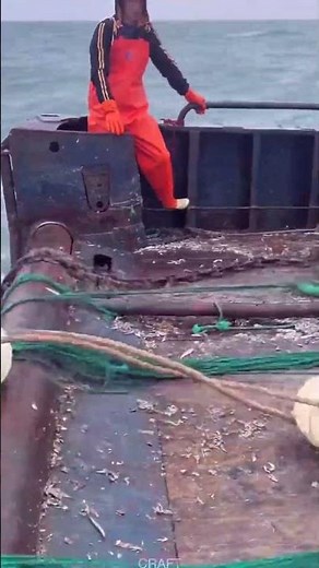 SKILLFUL! Fishing Boat Underwater Netting – Cast Nets Like a Pro!